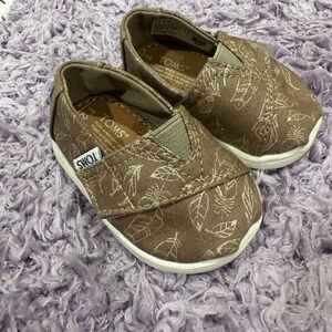TOMS baby girl shoes